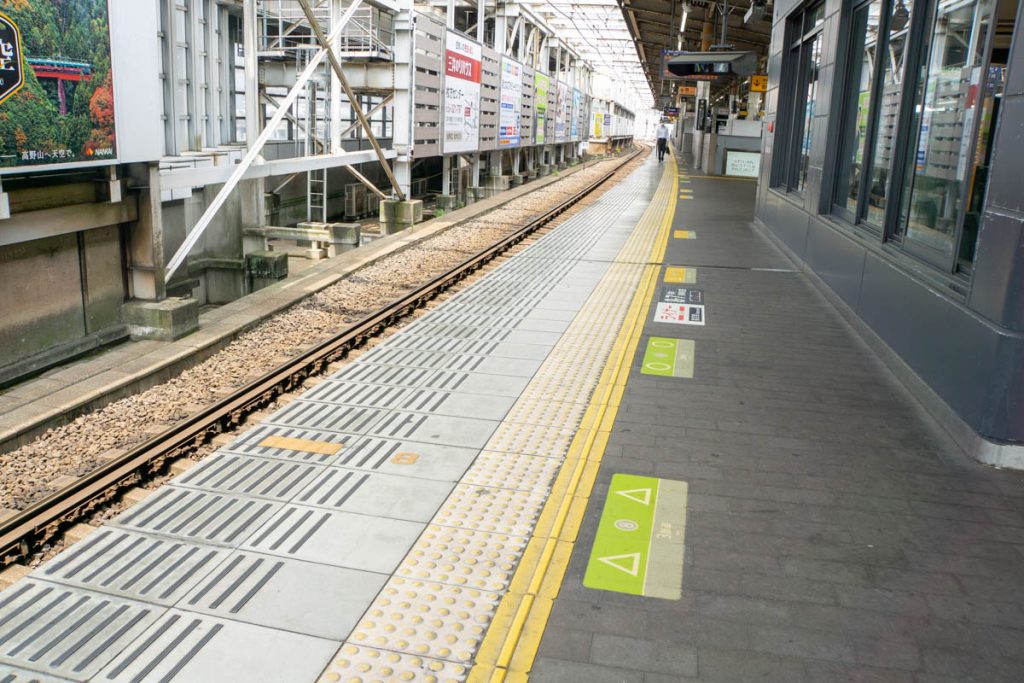 枚方市駅に おおおおおお って見える床のタイルある 枚方つーしん