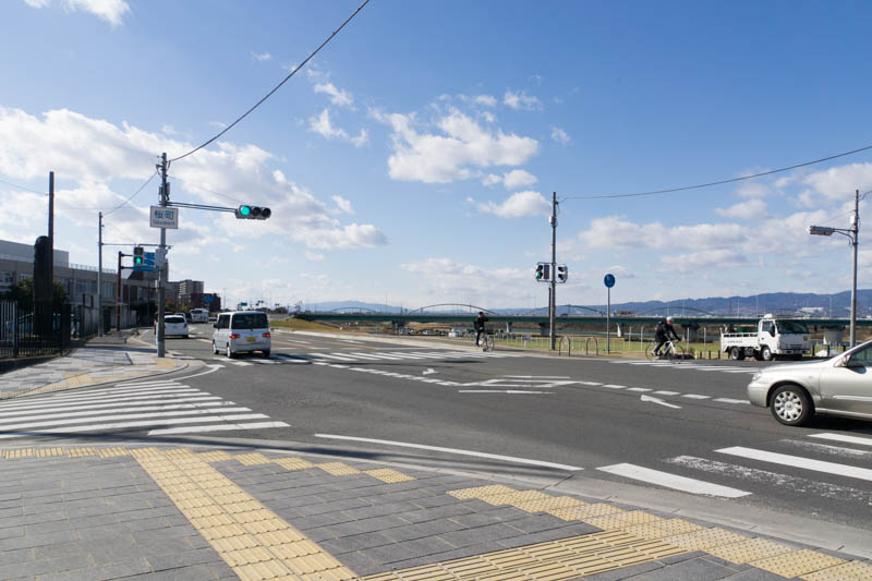 旧1号線の交差点 桜町 の信号が押しボタン式じゃなくなってる 枚方大橋のちかく 枚方つーしん