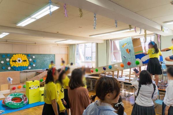 校内でジェットコースターにコーヒーカップ 枚方高校の文化祭 枚高祭 の2日目のようす ひらつーレポ 枚方つーしん