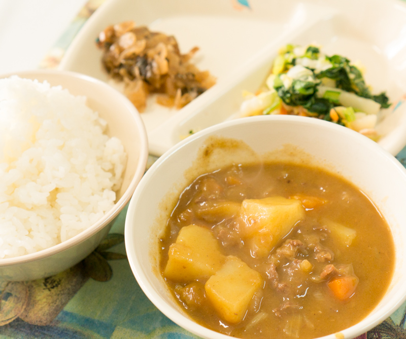 2月18日 木 の小学校給食 不動の人気を誇る カレーシチュー 枚方の給食 枚方つーしん